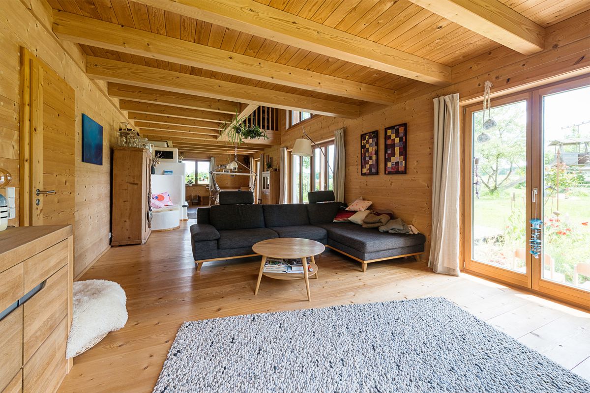 Thoma-Massivhaus in Dorfen, Wohnraum mit Sofalandschaft