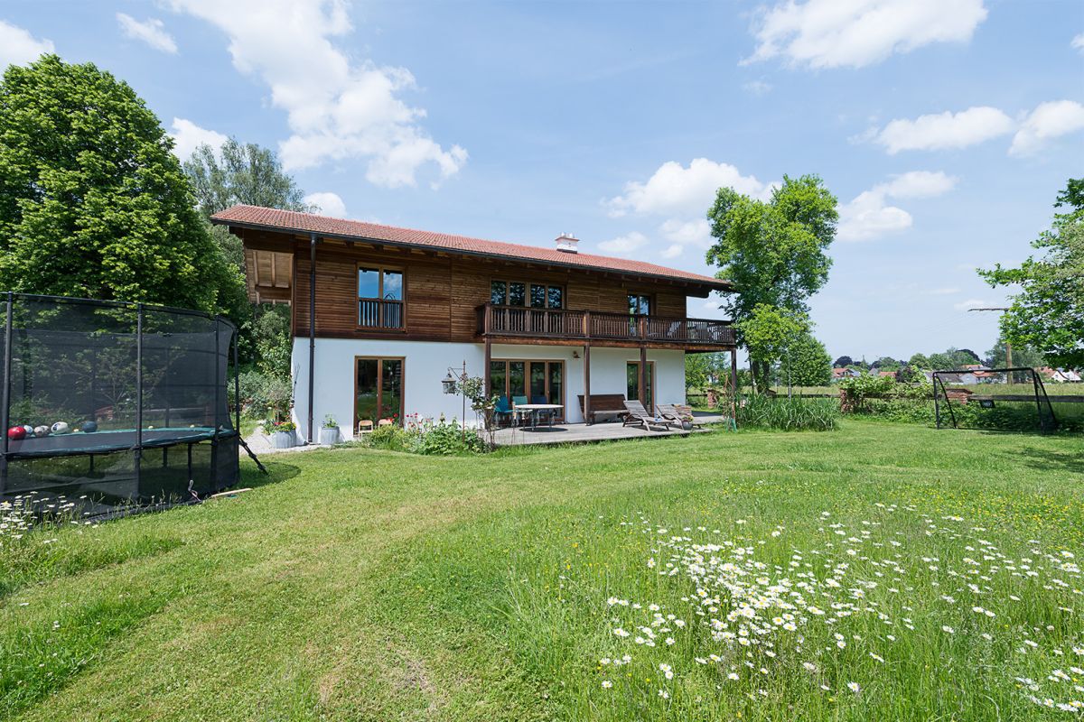 Thoma-Massivhaus in Dorfen, Aussenansicht mit Garten